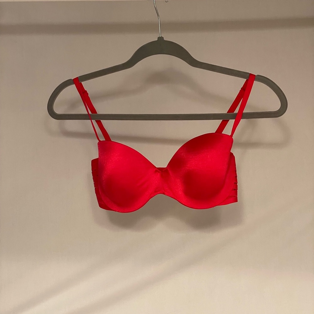 La senza strapless red bra.